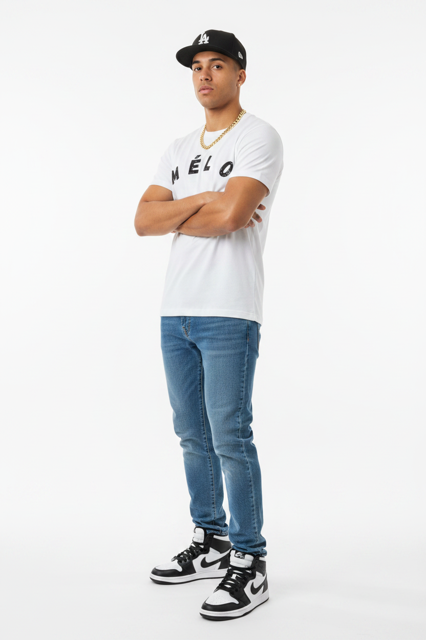 Mélo Curve – White – Signature Fit – Light Brown Male – Arms Crossed